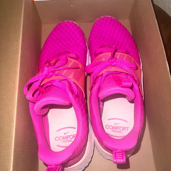 Gently Use Women’s Nike Tennis Shoe. - Picture 4 of 5